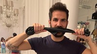 Sejumlah pesepakbola top Spanyol dalam sepekan terakhir ikut serta dalam tantangan makan plastik. Ini merupakan sebuah kampanye yang digelar untuk melawan penyalahgunaan plastik. (Foto: Instagram @cescf4bregas)