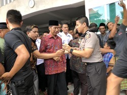 Jokowi Salat Jumat di Masjid Nurul Huda Bali