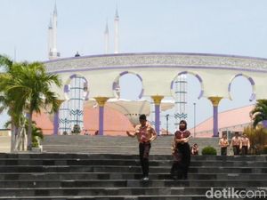 Kecewanya Siswa-siswa Gagal Ketemu Jokowi di Masjid Agung Jateng