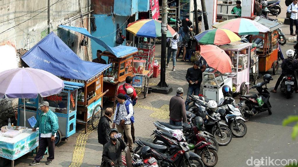 Terlalu! Saat Pedestrian untuk Difabel Jadi Lapak Pedagang Kaki Lima Terlalu! Saat Pedestrian untuk Difabel Jadi Lapak Pedagang Kaki Lima