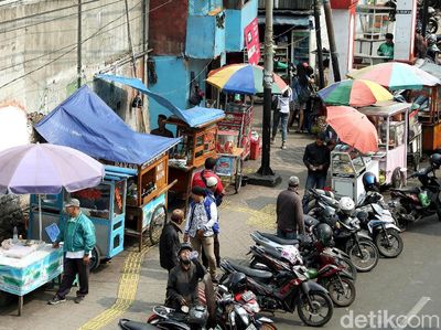 Terlalu! Saat Pedestrian untuk Difabel Jadi Lapak Pedagang Kaki Lima