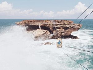Uji Adrenalin di Pantai Timang, Berani?