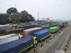 Kendaraan di Pelabuhan Merak Macet Sejak Dini Hari