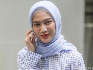 Wadaw! Melody Eks JKT48 Ditimpuk Penggemar Hingga Nangis
