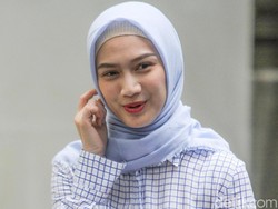 Wadaw! Melody Eks JKT48 Ditimpuk Penggemar Hingga Nangis