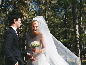 Nikahi Adik Ipar Ivanka Trump, Karlie Kloss Cantik Bergaun Pengantin Dior Nikahi Adik Ipar Ivanka Trump, Karlie Kloss Cantik Bergaun Pengantin Dior