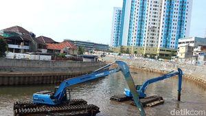 Antisipasi Banjir, Pengerukan Kali Ciliwung Terus Dikebut