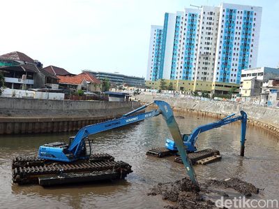 Antisipasi Banjir, Pengerukan Kali Ciliwung Terus Dikebut