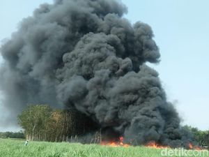 Gudang Penggilingan Plastik Bekas di Jombang Dilalap Api