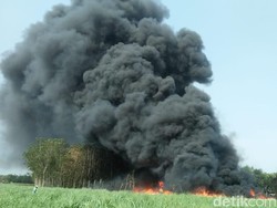 Gudang Penggilingan Plastik Bekas di Jombang Dilalap Api