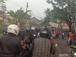 Truk Tronton Terperosok di Baleendah, Lalu Lintas Macet Panjang