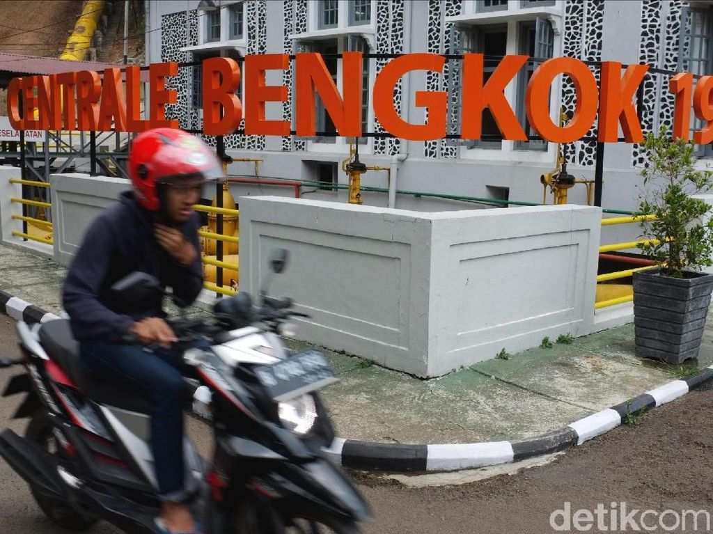 Sampah Jadi Ancaman PLTA Peninggalan Belanda di Bandung Sampah Jadi Ancaman PLTA Peninggalan Belanda di Bandung