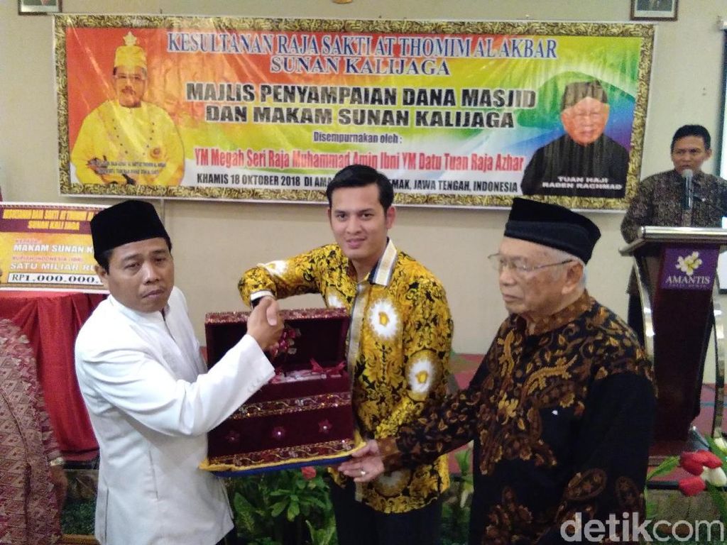 Bangsawan Kelantan Serahkan Rp 900 Juta untuk Situs di Demak Bangsawan Kelantan Serahkan Rp 900 Juta untuk Situs di Demak