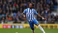 Brighton sebenarnya tampil lumayan musim ini, meski ada pengecualian pada Gaetan Bong. Dia jarang membantu penyerangan dari sisi lapangan dan dengan mudah dilewati dalam duel satu lawan satu. (Catherine Ivill/Getty Images)