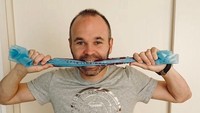 Di samudra, sampah plastik mengancam kehidupan satwa laut karena tak jarang masuk ke perut mereka. (Foto: Instagram @andresiniesta8)