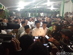 Kunjungi PP Girikusumo, Jokowi Diberi Tongkat Milik Pengasuh