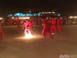 Santri Lirboyo Main Sepak Bola dan Tongkat Api, Seru Lho!