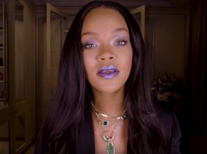 Nggak Cuma di Wajah, Rihanna Pakai Highlighter Sampai Kuping