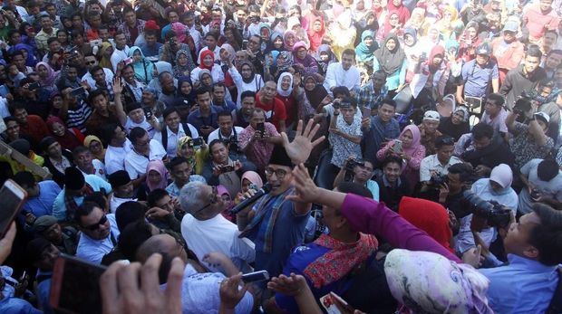 Sandiaga Minta Maaf Langkahi Makam Pendiri NU Kiai Bisri