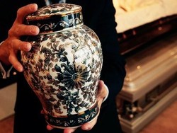 Siswi AS Sajikan Kue Berisi Abu Jenazah Neneknya ke Teman Sekelas