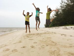 Pantai Tanjung Keluang yang Bikin Rindu Kalimantan