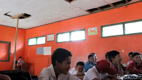 Kondisi Memprihatinkan SD di Bandung yang Nyaris Ambruk