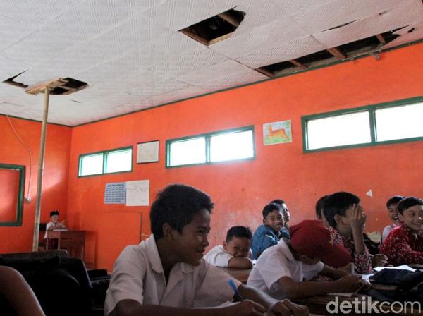 Kondisi Memprihatinkan SD di Bandung yang Nyaris Ambruk