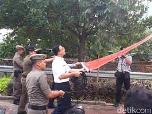Anies Segel Reklame Langgar Aturan di Jalan Rasuna Said