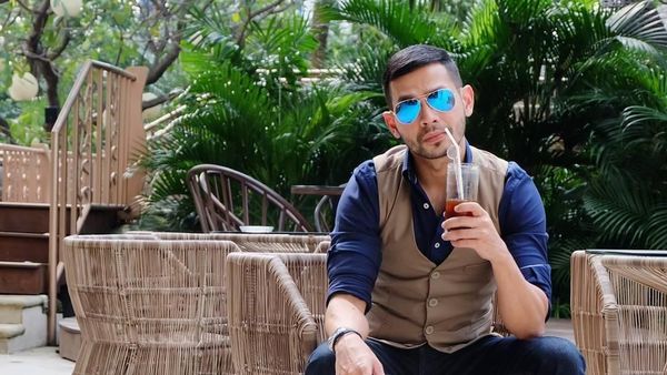 Presenter Rian Ibram Sering Pamer Pose Keren Saat Ngopi