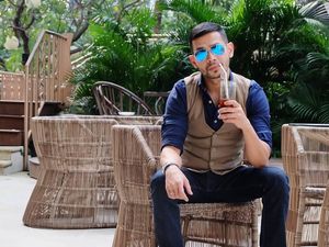 Presenter Rian Ibram Sering Pamer Pose Keren Saat Ngopi Presenter Rian Ibram Sering Pamer Pose Keren Saat Ngopi