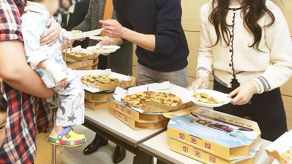 Gantengnya Kim Woo Bin Saat Berpose dengan Makanan