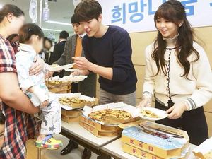 Gantengnya Kim Woo Bin Saat Berpose dengan Makanan