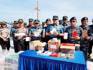Dor!Dor!Dor! TNI AL Bekuk Penyelundup 20 Ribu Hp dari Singapura Dor!Dor!Dor! TNI AL Bekuk Penyelundup 20 Ribu Hp dari Singapura
