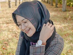 7 Tutorial Hijab Segi Empat Simpel Ala Youtuber Cantik Bandung 7 Tutorial Hijab Segi Empat Simpel Ala Youtuber Cantik Bandung
