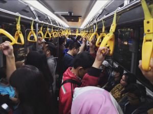 Berdiri di atas Transjakarta