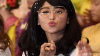 Pose Dua Jari Dewi Perssik yang Bikin Salah Fokus