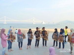 Main Angklung di Pantai Busan, Korea Selatan