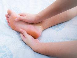 Sering Kesemutan Usai Jongkok atau Bersila, Normal Nggak Sih Dok?