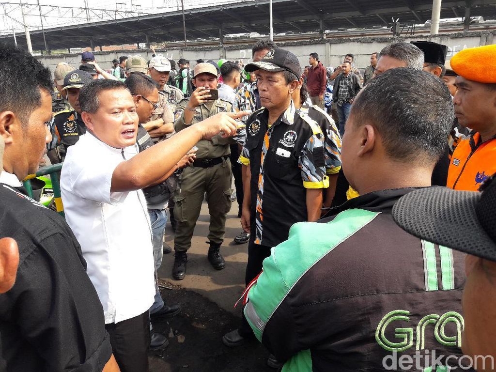Dishub Tertibkan Ojek Online yang Mangkal di Depan Stasiun Bekasi Dishub Tertibkan Ojek Online yang Mangkal di Depan Stasiun Bekasi