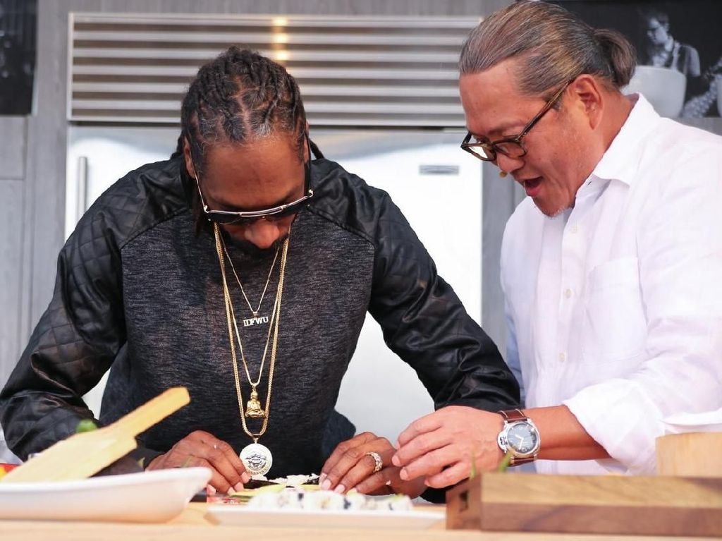 Snoop Dogg Ternyata Handal Menggulung Sushi Seperti Sushi Chef Snoop Dogg Ternyata Handal Menggulung Sushi Seperti Sushi Chef