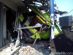 Ada Truk Tabrak Kantor Bank di Kudus, Arus Lalin Pantura Tersendat