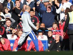 Mourinho Mencak-Mencak di Tepi Lapangan, Sarri Akui Stafnya Salah