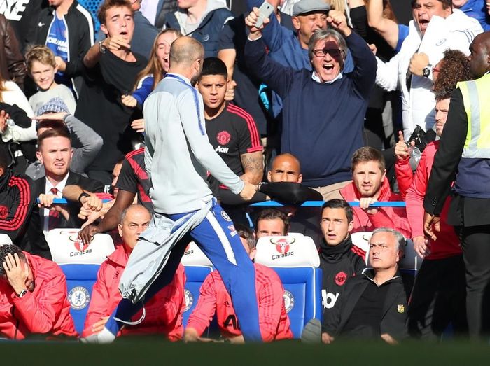 Staf pelatih Chelsea, Marco Ianni (kiri), merayakan gol di hadapan Jose Mourinho (kanan bawah) yang lantas memicu keributan. (Foto: Catherine Ivill/Getty Images) Staf pelatih Chelsea, Marco Ianni (kiri), merayakan gol di hadapan Jose Mourinho (kanan bawah) yang lantas memicu keributan. (Foto: Catherine Ivill/Getty Images)