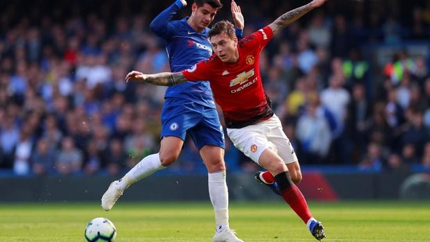 Victor Lindelof dan Alvaro Morata dalam sebuah duel dalam pertandingan antara Chelsea dan Manchester United.
