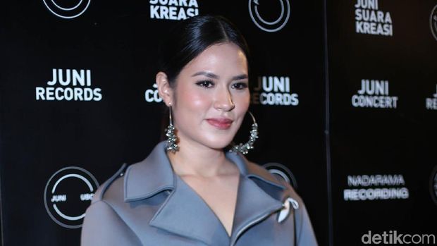 Kisah Cinta Afgan, Penyanyi yang Dikabarkan Dekat dengan Rossa