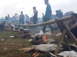 Ketika Ribuan Santri Menanak Nasi Liwet Serentak di Tasikmalaya