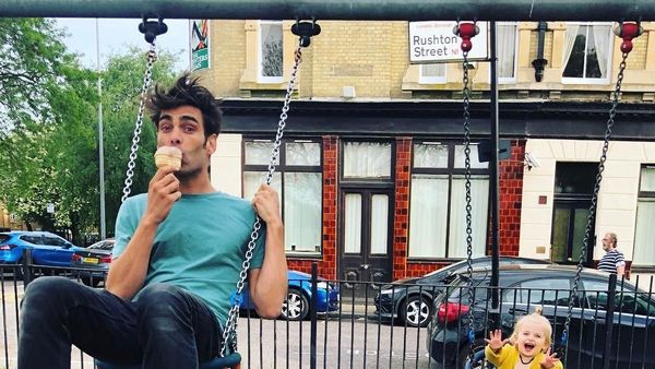 Berbodi Kekar, Model Spanyol Jon Kortajarena Ternyata Suka Es Krim