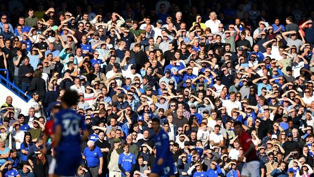 Pendukung Chelsea memadati tribune suporter di Stamford Bridge.