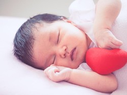 Atas Nama Cinta, Please Stop Cium Bibir Bayi Kalau Lagi Sakit!