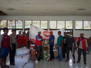 Relawan Ini Tembus 36 Titik Longsor untuk Bantu Pengungsi